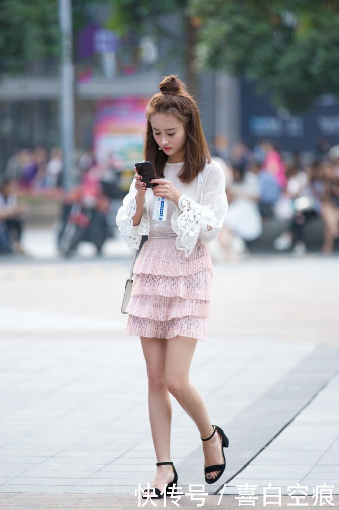 「穿搭」街拍:美丽的春天,小姐姐们减装延续着自己的美
