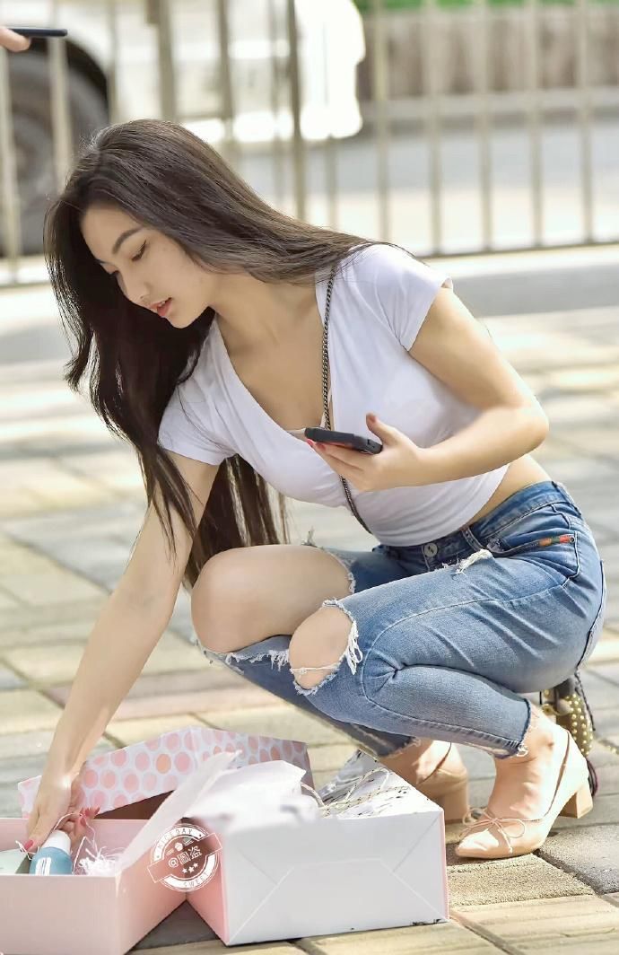 武汉街拍:小姐姐穿低胸肚脐小衬衫，彰显肉感却被路人“欺负”