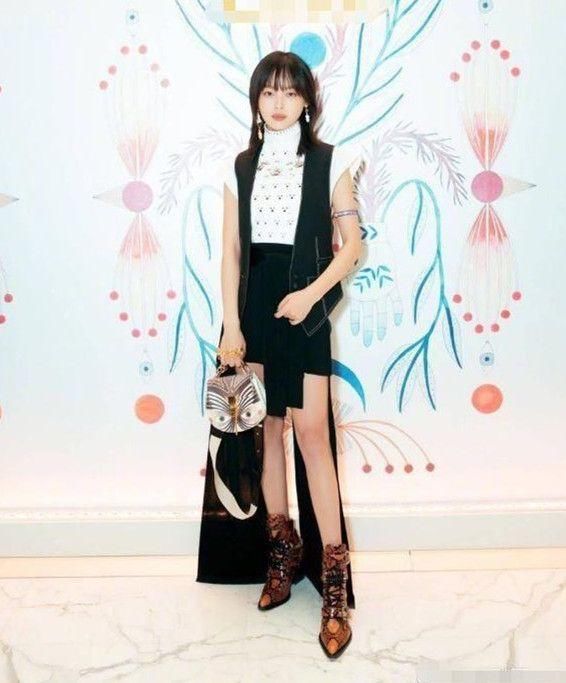 辛芷蕾的镂空白T真给力，性感又显腰，网友：容易让人犯强迫症！