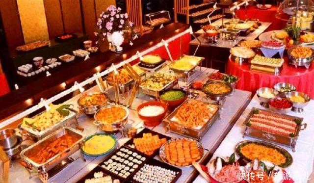 中国游客在游轮上“横扫”自助餐，外国游客：太浪费，太霸道了！