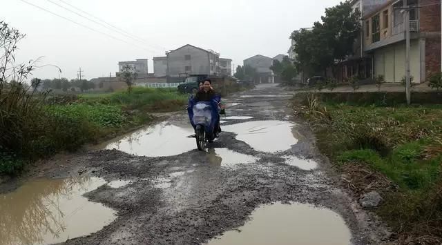  村村@村村通公路最后成了“村村痛”，专家无法解释，农民：谁的