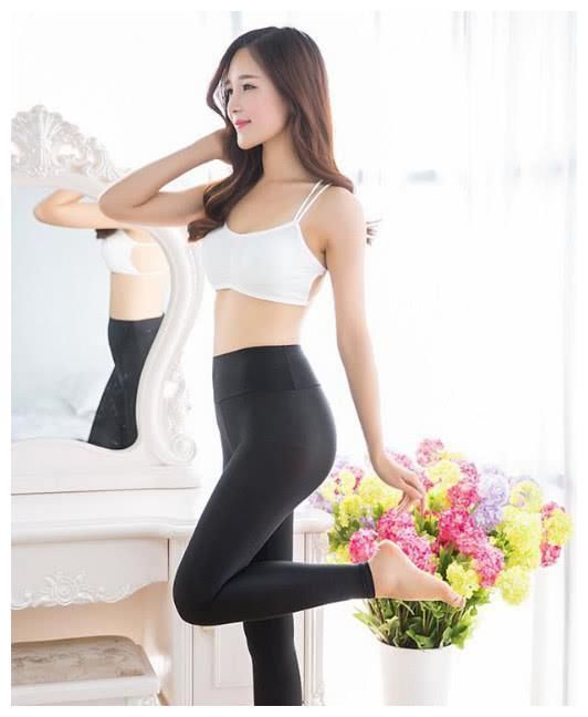 美图：第二位小姐姐把我惊艳到了，紧身裤穿出了十足的女人味！