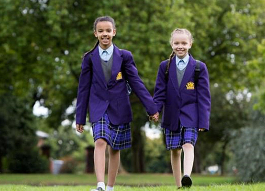 英国双胞胎姐妹肤色一黑一白，上学后老师都不敢相信