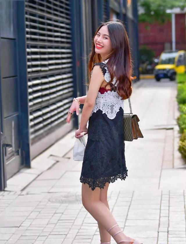 气质|小姐姐一款黑色印花连衣裙,穿起来减龄又显气质