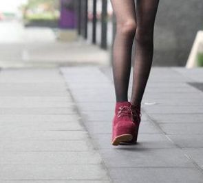 黑丝美腿：小姐姐活泼可爱，气质优雅，彰显出成熟女性的独特魅力