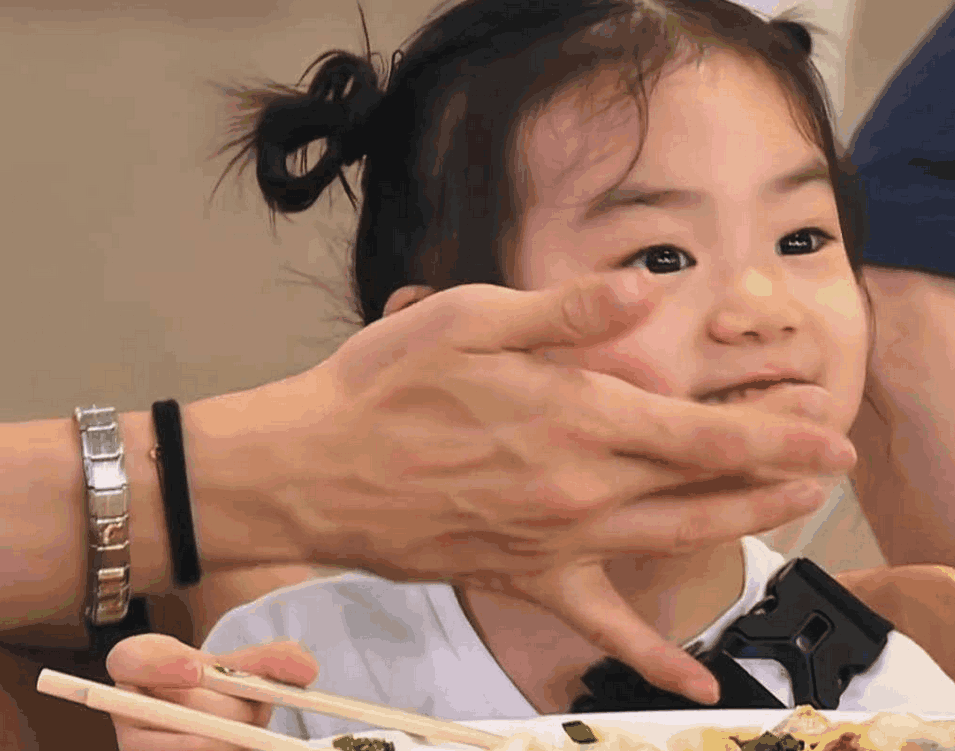 lucky每天睡觉手里都会拿个东西，戚薇说完这个东西网友不淡定了