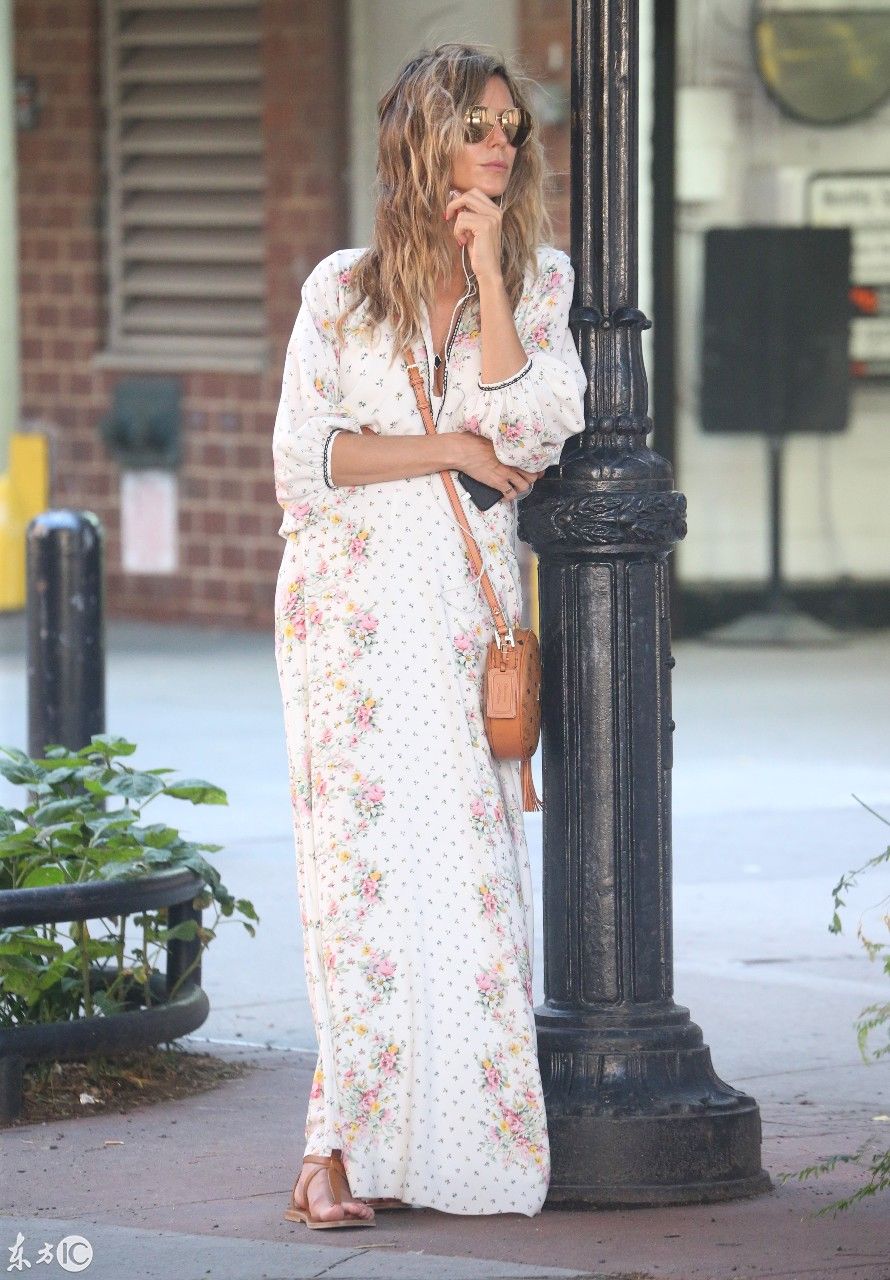 超模海蒂克鲁姆Heidi Klum身穿碎花长裙和妈妈、女儿外出街拍