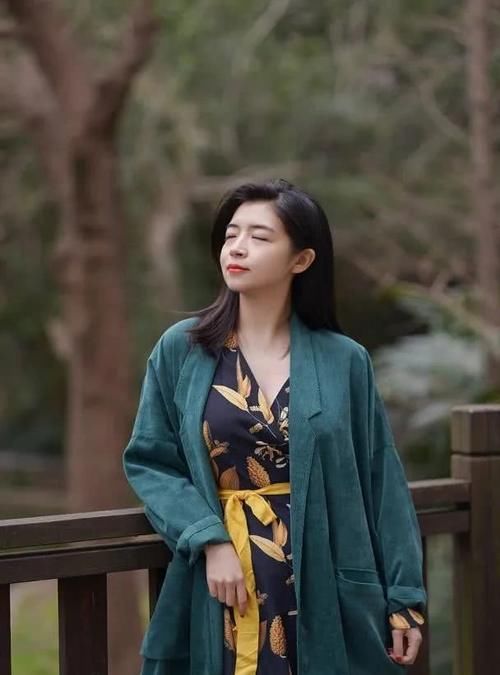  [碎花]碎花连衣裙怎么穿才时髦？学学这些潮流搭配，轻松摆脱土俗感