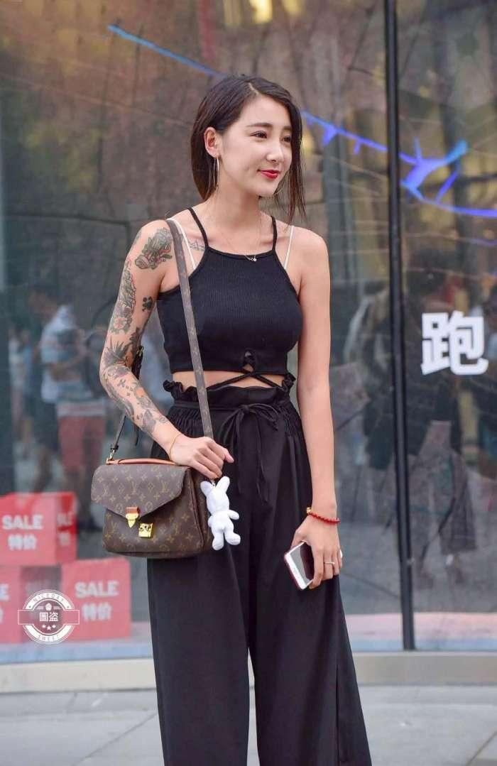 街拍：穿包臀裙的女人个个美人范，纹身小姐姐有点小叛逆哦!