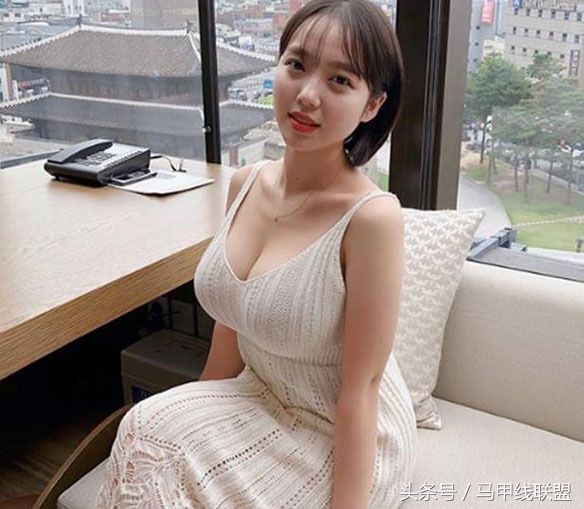 谁说微胖就不美?她的身材虽然不瘦也没有线条，但却有女人味!