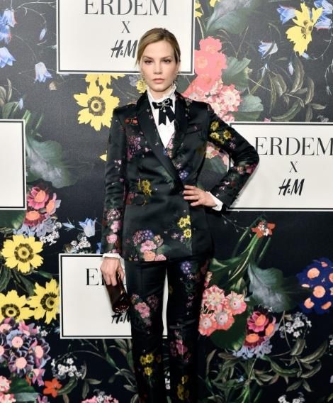 周冬雨身穿荷叶领裙，丝毫不输有颜有身材的景甜，选对衣服很重要