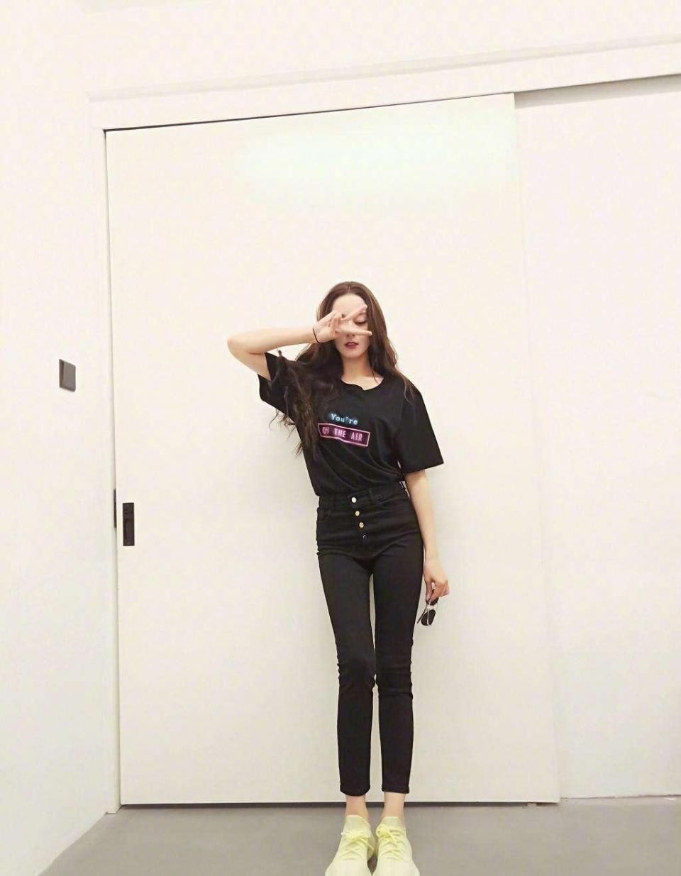 简单的搭配穿在迪丽热巴身上，美得冒泡!网友:我有这身材也美!