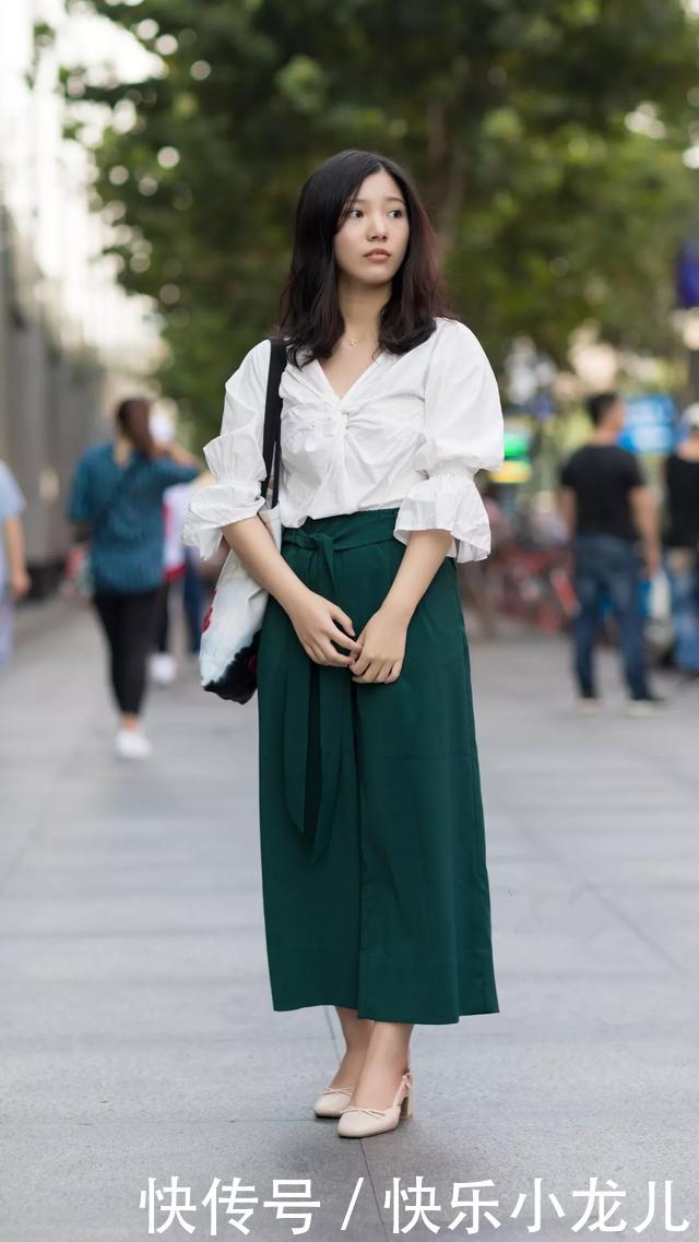 清爽@街拍:脚上搭配上一双一字带的高跟凉鞋,清爽又时尚,还带着无限的魅力