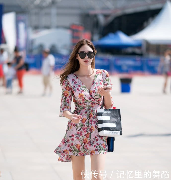 街拍甜美可爱风的妹子，秀出青春与美丽