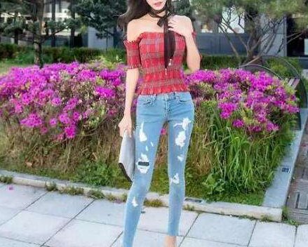  #适合#时尚穿搭展示:荷叶下摆吊带上衣搭配破洞牛仔裤