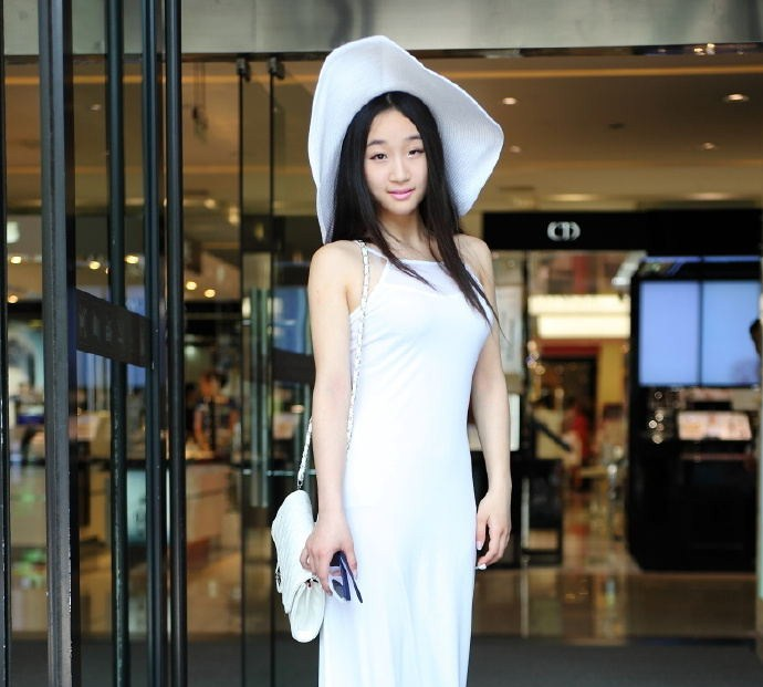 街拍路人， 时尚型美女的性感搭配 ,让你多了一种生动美