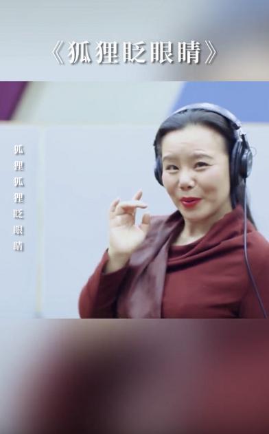  #暗红色#再被龚琳娜新歌洗脑，穿“无痕裙”真能扭，勒这么紧仍没一丝赘肉