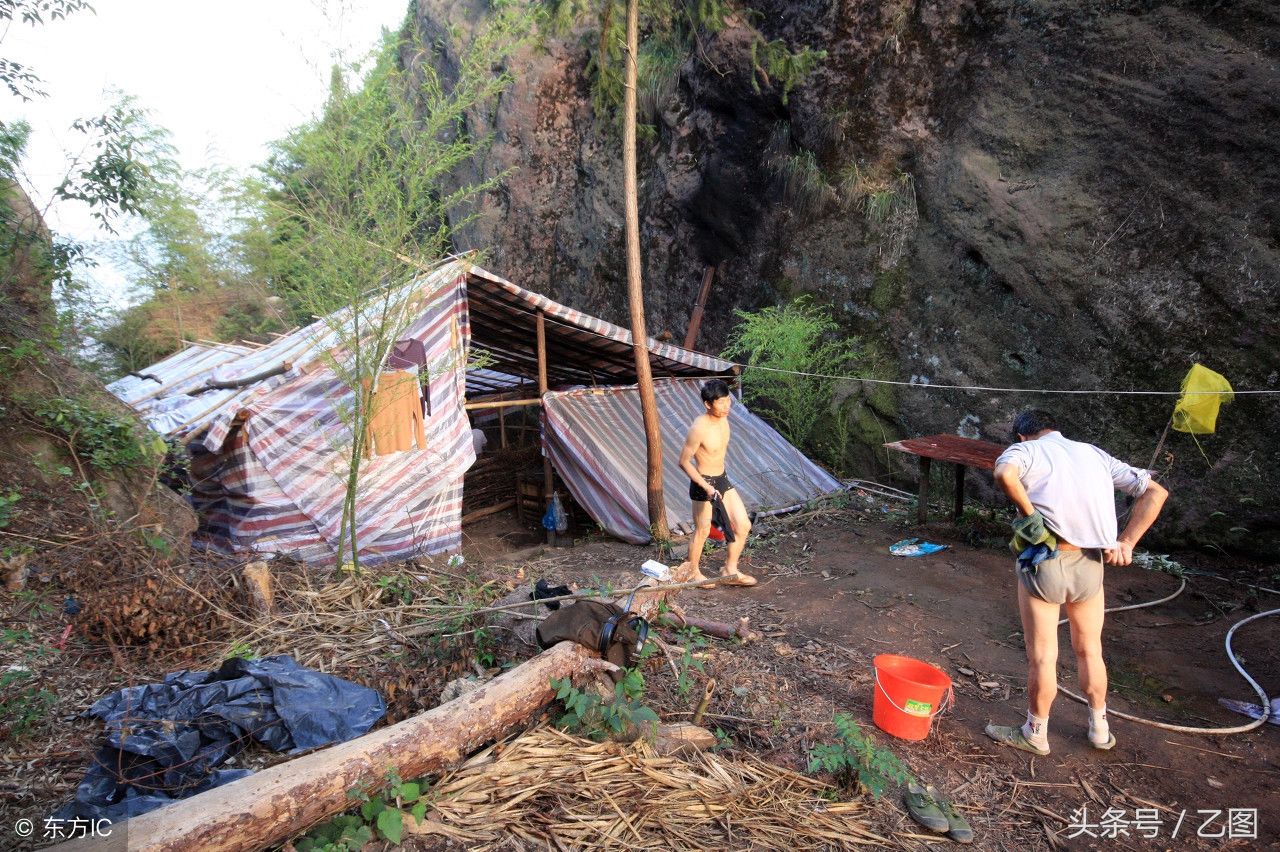民工兄弟百米悬崖上修栈道，游客看着双腿打颤，他们却如履平地