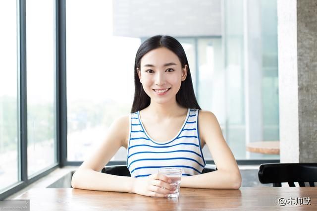  [化妆]爱情最美素颜时，“就是喜欢吻你没化妆的脸！”