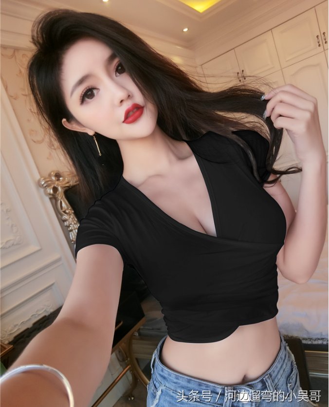 人像摄影:美女牛仔短裤搭配黑色露脐装，大秀性感火辣身材!