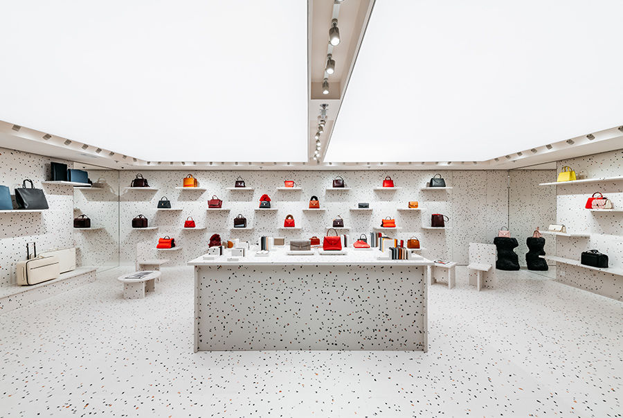 Valextra 在香港海港城新门店,找来了英国设计师 Max Lamb 操刀设计