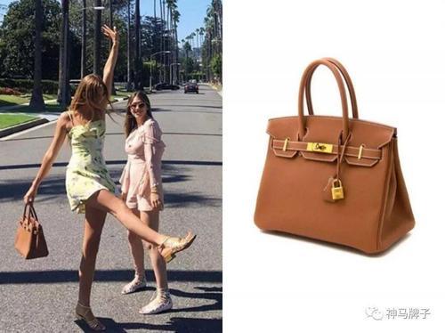 19岁德国公主很任性：晒性感比基尼照，做鬼脸比中指爱马仕背不停