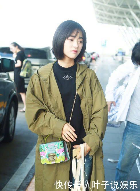 21岁沈月现身机场，清新装扮甜美可人，只因搭错裤子秒变小粗腿
