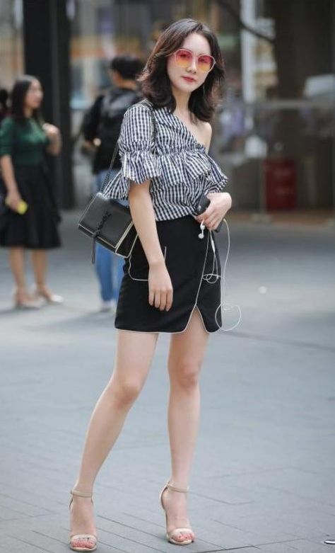  [气质]街拍：小美女看起来很有淑女的气质，轻盈的连衣裙看上去格外的有魅力