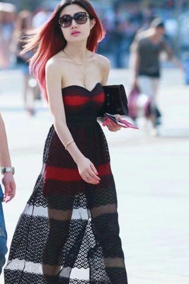 街拍:街头辣妹有颜有胸有长腿,仙女也不过如此