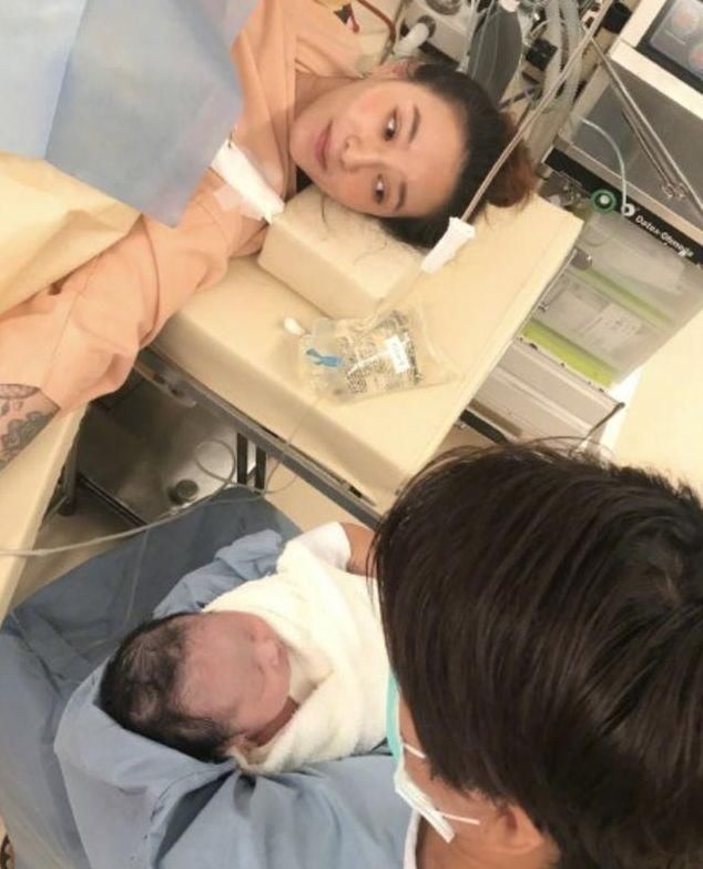 欧弟宣布二胎闹乌龙，欧嫂暖心解围回应素颜真相，最后被胳膊抢镜