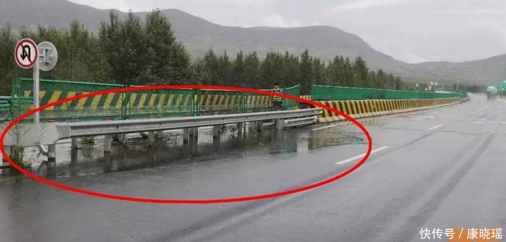 #车道#为什么老司机雨天跑高速都这么做，这里面大有学问，新手
