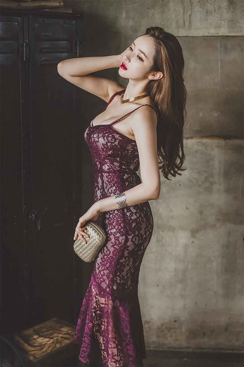 天然美女李妍静穿蕾丝包臀长裙，拍火辣性感高清写真！