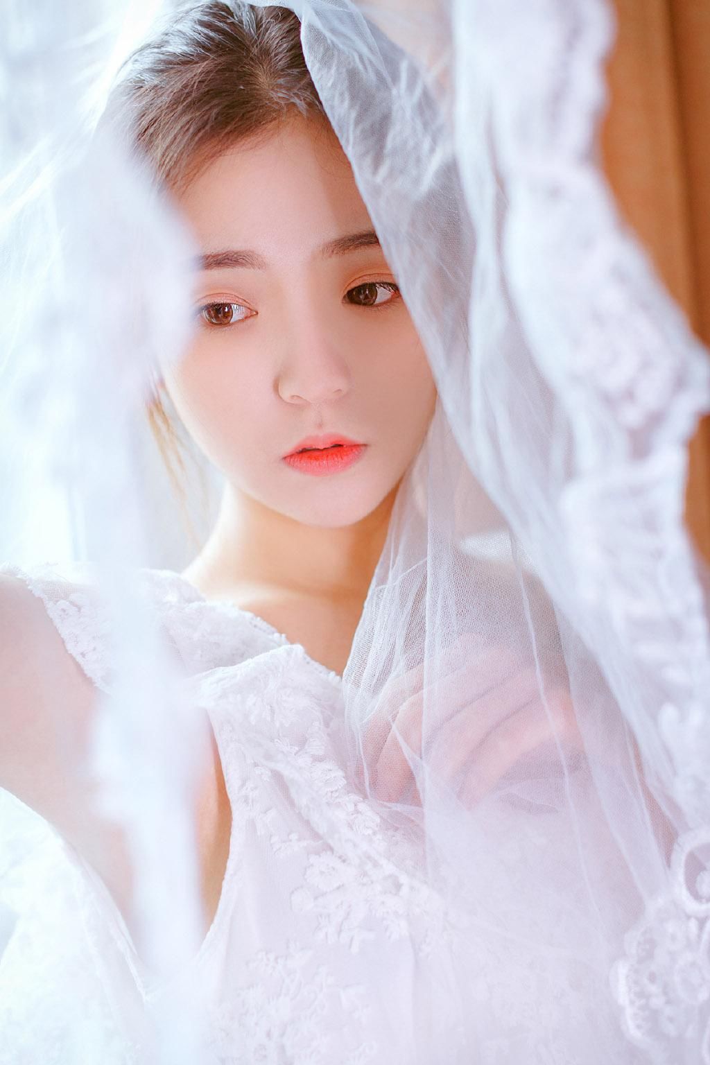 露背吊带装美女性感高清写真图片