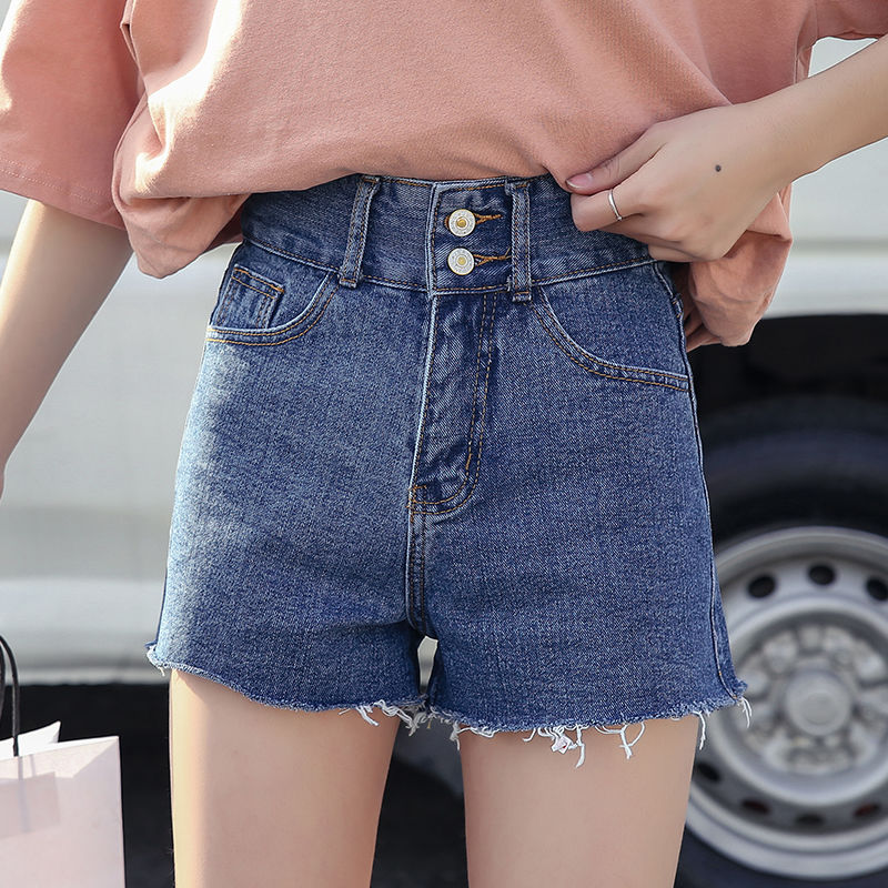 女生出街迷倒一片人，只因穿上紧身T恤性感火辣，配热裤显小蛮腰