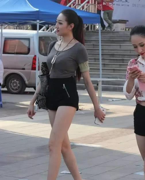 街拍：夏天是个看腿的季节，图2小姐姐大长腿鹤立鸡群，这样不好!