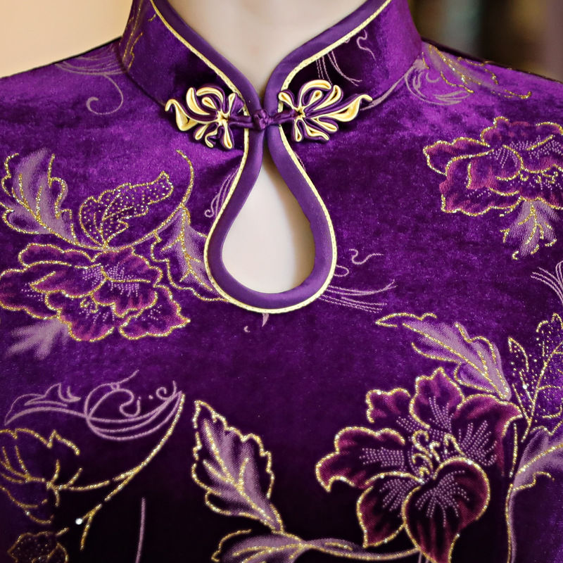 身材好的70女人，别穿毛衣裙，穿秋季旗袍，举手投足都无比迷人