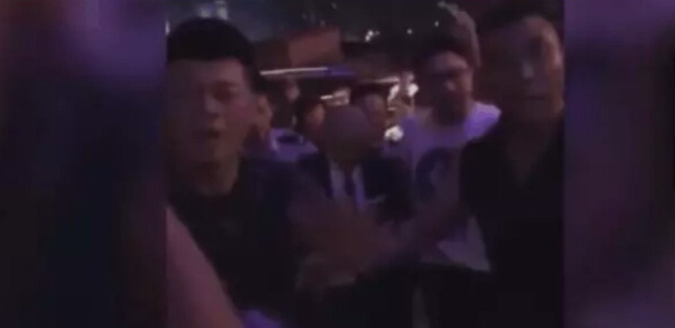 娱乐圈又一位明星吸毒?张卫健深夜回应,一张照片狠狠打脸谣言者