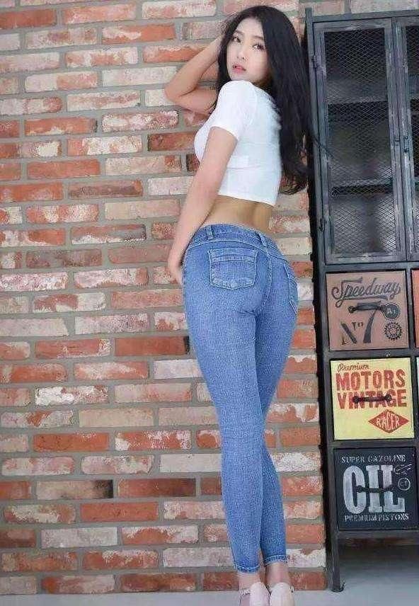 福新西路街拍:紧身牛仔裤美女，魅力十足