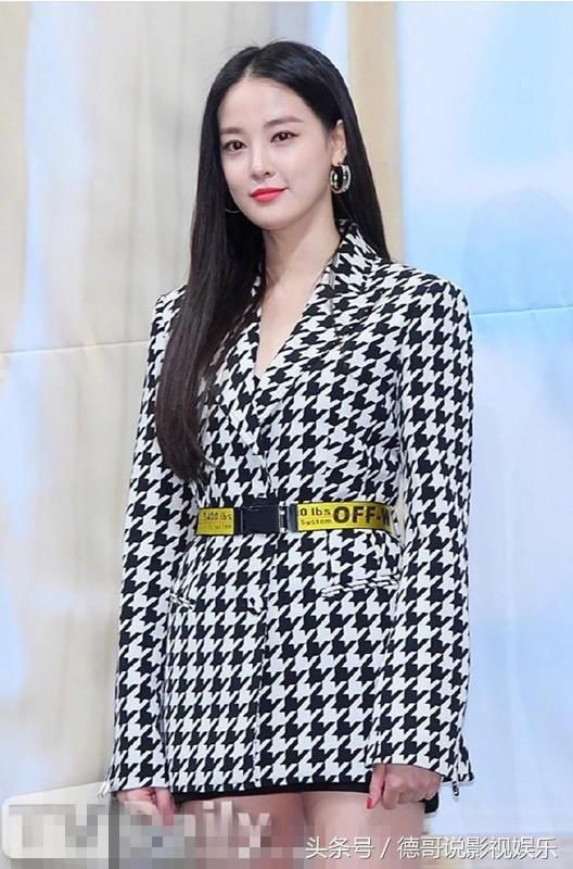 李珠妍穿西装秀细腿,但是看到周迅,大象腿和铅笔腿差距真大