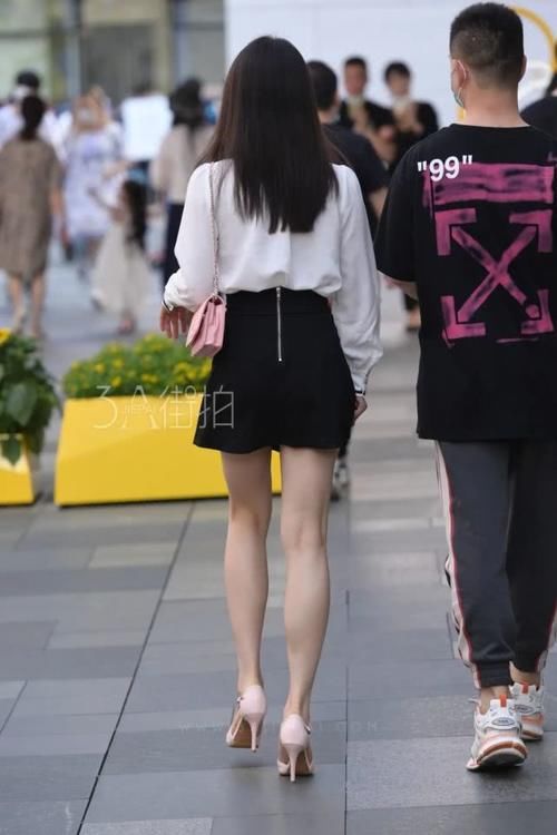 「轻松」街拍：半身裙搭配攻略，轻松收获不同的搭配风格！