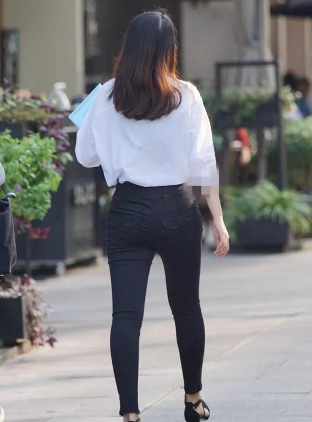  『感觉』比较宽松版白衬衣，紧身裤配搭高跟鞋子，事实上她很聪慧