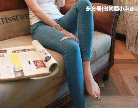  「细节上」街拍：魅力十足的小姐姐，搭配紧身牛仔裤，曲线苗条！