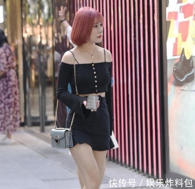  #气质#美女街拍：天生丽质的小姐姐，散发出女神气质，身材真好看！