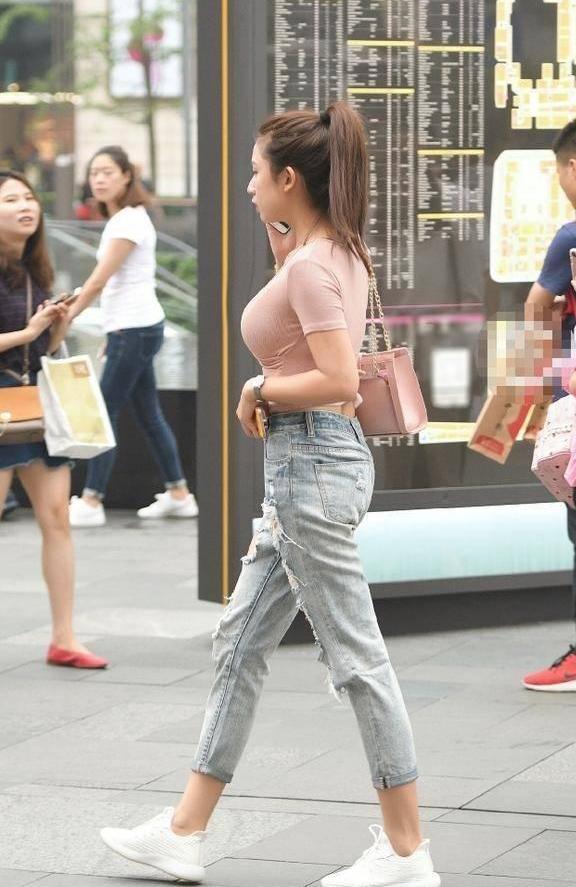 街拍 美女清凉穿着抓人眼球 让人一眼难忘！瞬间成为你的女神