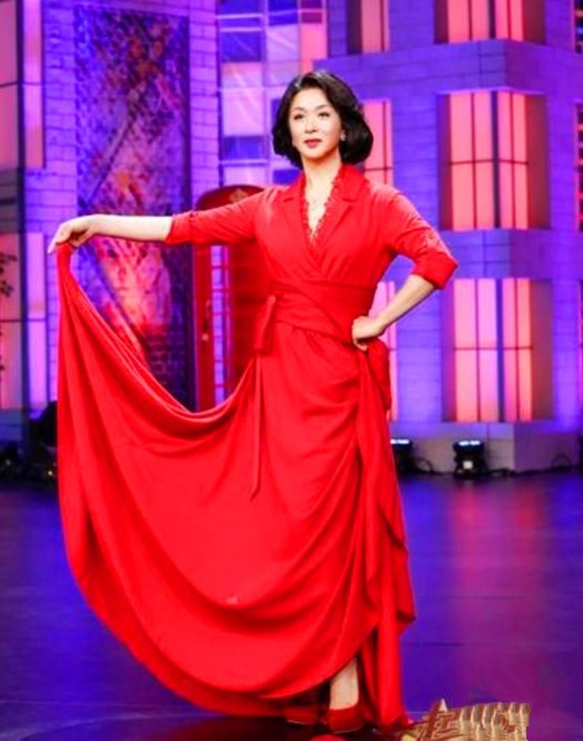 金星一袭金袍现身,但高清镜头下的身材让人惊呆,网友:不敢直视