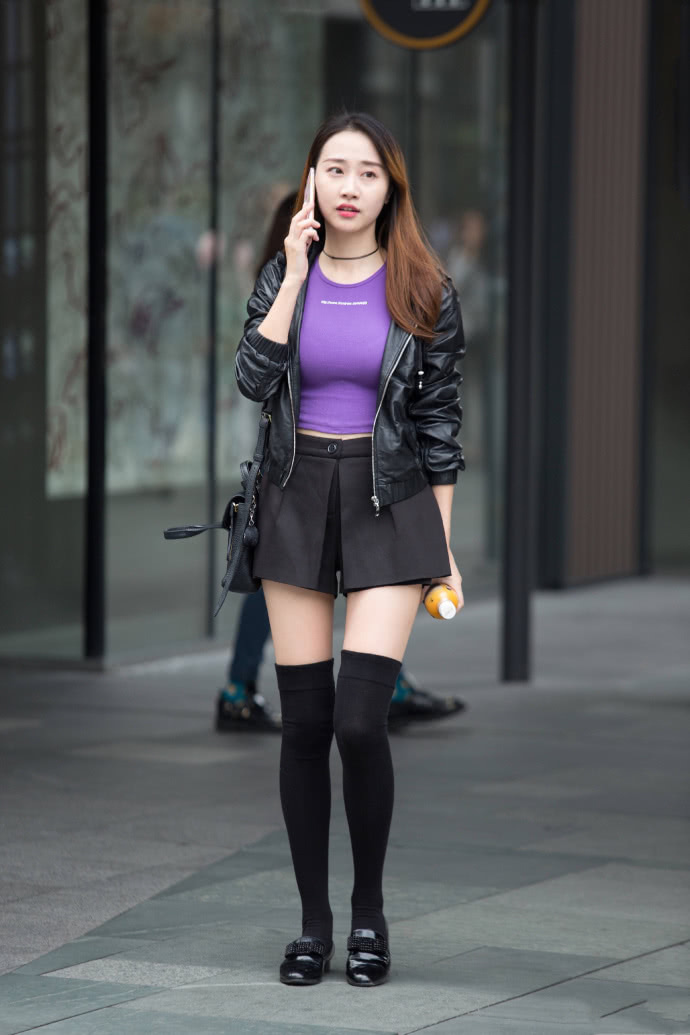 街拍：妹子穿上一款A字裙，任何的身材都可以穿出时尚感来