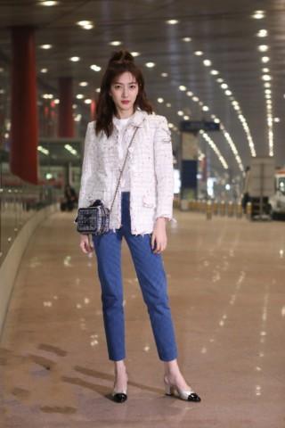 江疏影难得穿长裙去机场，不想却被胯部抢镜，网友：这也太宽了吧