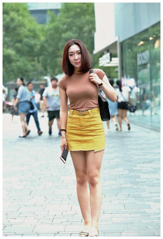 街拍:图四穿“小背心”，靓丽的好身材，彰显优雅女人范!