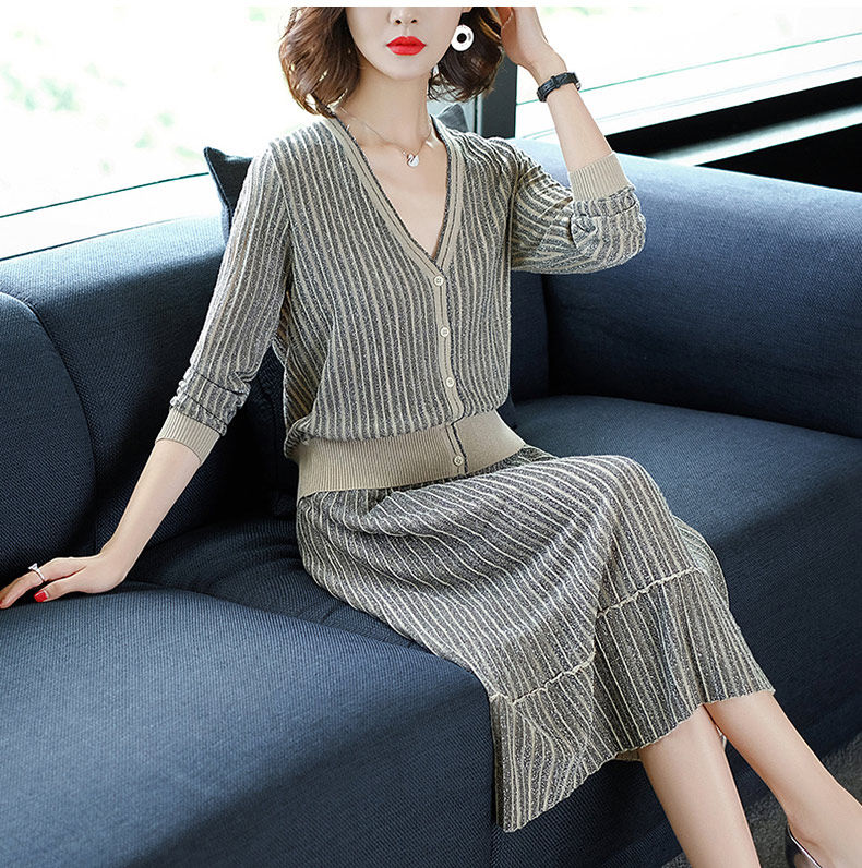 入秋,少穿打底裤!瞧瞧45岁后嫂子,套装裙配高跟鞋,那才叫美