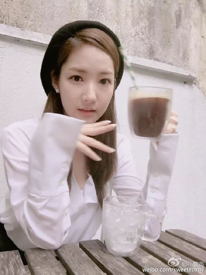 朴敏英到底往脸上打了什么?Q弹的水光肌让人目不转睛!